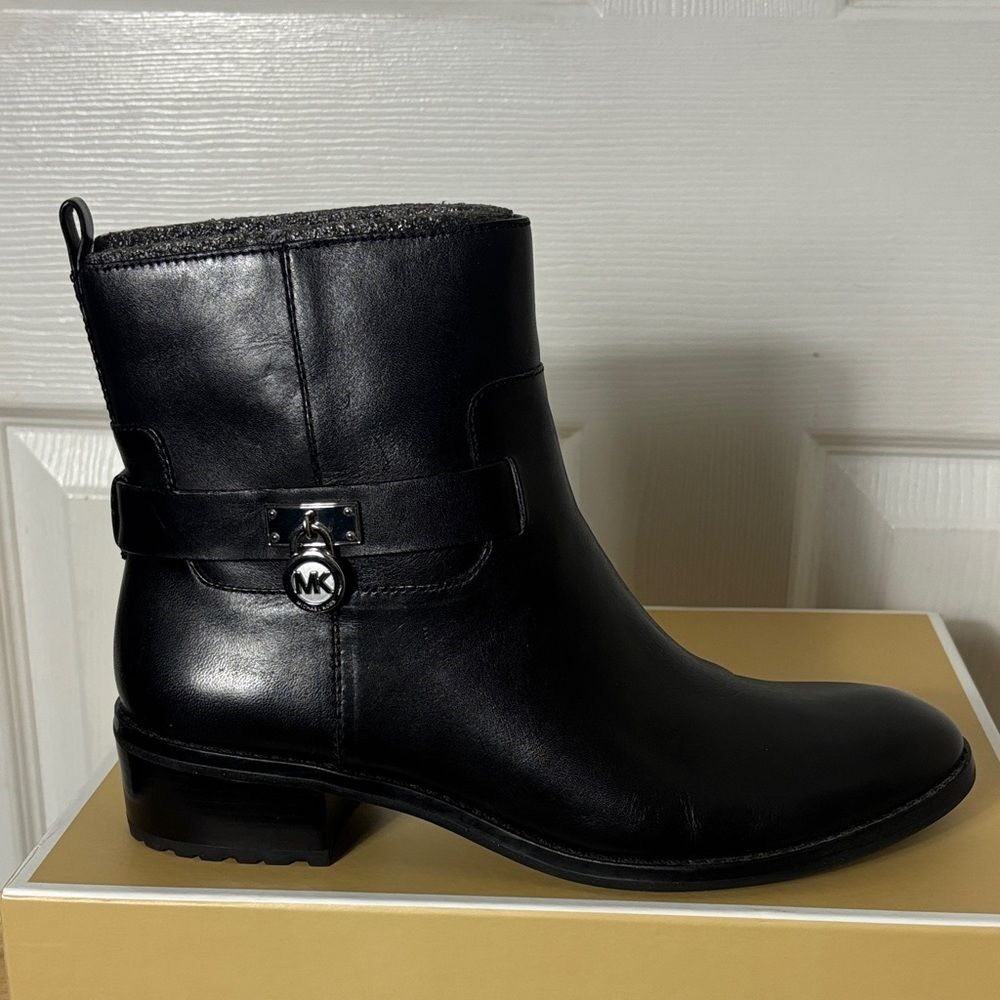 Michael Kors Ryan Black Leather Ankle Boots sz 8.5 Silver Logo Side Zip MK Charm
